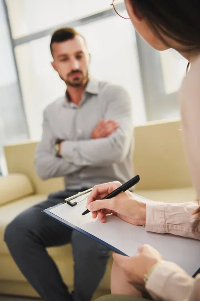 Selective Focus Patient Psychiatrist Writing Clipboard Office — Stock Photo, Image