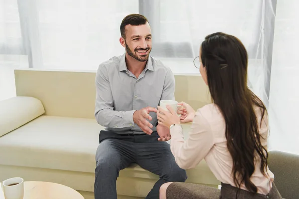 Psykologen Ger Kopp Kaffe Till Glada Patienten Office — Stockfoto