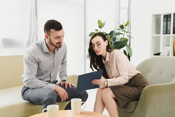 Professionell Psykolog Pratar Med Glad Patient Och Visar Diagnos Office — Stockfoto