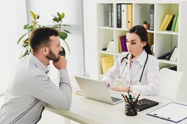 Klienten Och Doktor Medicinsk Kontor Med Laptop — Stockfoto