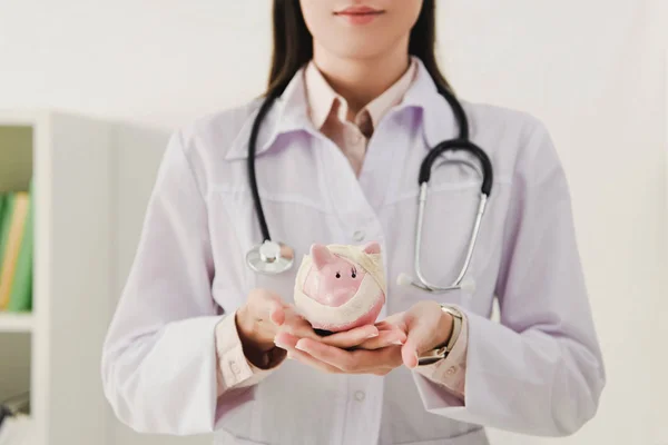 Vista Ritagliata Del Medico Donna Cappotto Bianco Con Salvadanaio Bendato — Foto Stock