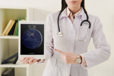 ipad işaret stetoskop ile doktor görünümünü kırpılmış 