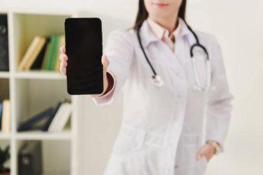 Doktor smartphone boş ekran ile gösterilen görünümünü kırpılmış