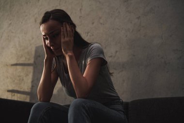 Yalnız evde Ağlayan kadın depresif