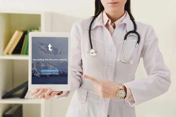 Ausgeschnittene Ansicht Des Arztes Mit Zeigen Auf Digitales Tablet Mit — Stockfoto