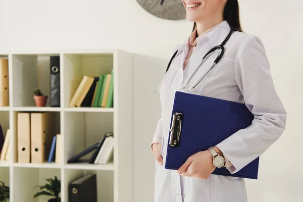 Vista Recortada Del Médico Sonriente Bata Blanca Con Estetoscopio Sujetando — Foto de stock gratis