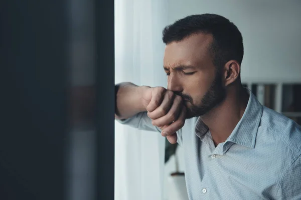 Osamělý Smutný Pohledný Muž Stojící Okna Doma — Stock fotografie