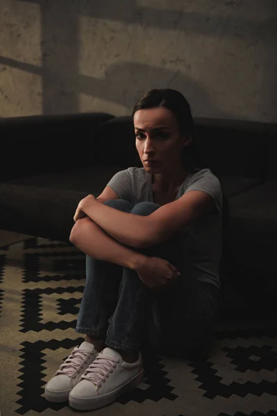 Depresivní Žena Objímala Kolena Zatímco Sedí Podlaze Doma — Stock fotografie