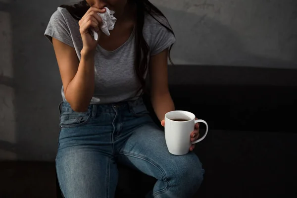 Обрізаний Вид Засмученої Жінки Тримає Серветку Чашку Кави — стокове фото