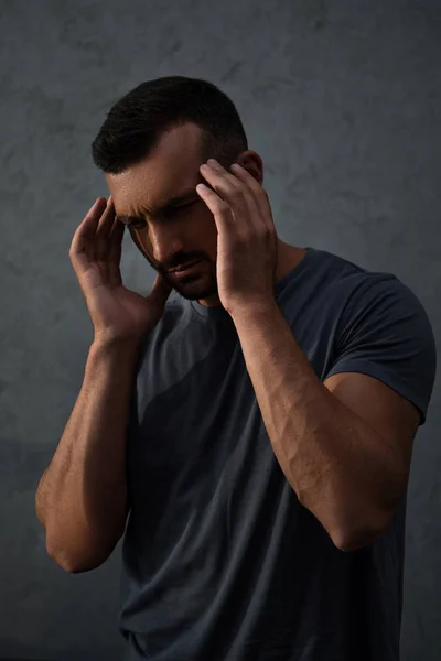 Schöner Verärgerter Mann Leidet Unter Kopfschmerzen — kostenloses Stockfoto