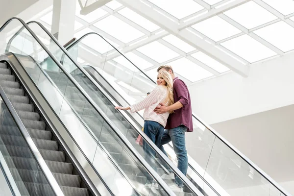 Nézet Hátulról Fiatal Pár Vásárlók Papír Táskák Mozgólépcső Shopping Mall — Stock Fotó