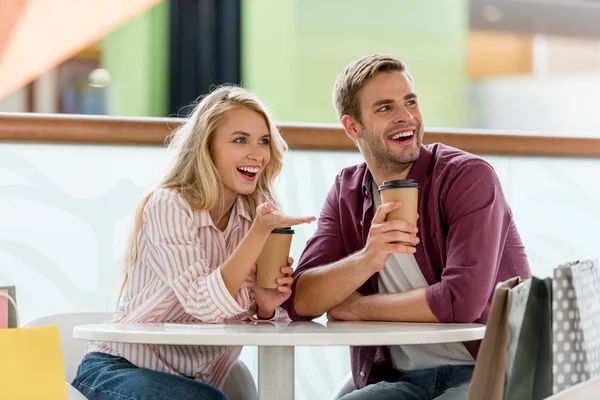 Laughing Young Couple Shopping Bugs Table Disposable Cups Coffee Cafe — Stock Photo, Image