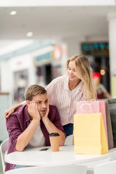 Choqué Jeune Homme Regardant Sacs Provisions Table Avec Tasse Papier — Photo