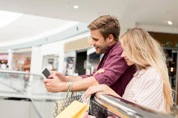 Fiatal Pár Mosolygó Digitális Tábla Használata Üres Képernyő Mall Bevásárló — Stock Fotó