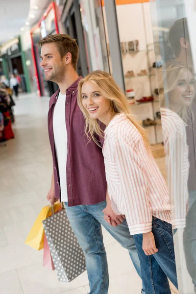 Par Compradores Con Bolsas Papel Saliendo Tienda Centro Comercial — Foto de Stock