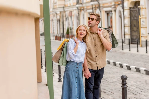 Pareja Compradores Con Bolsas Papel Caminando Por Calle Urbana — Foto de Stock