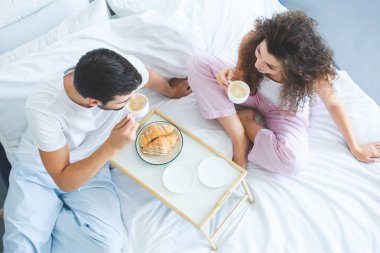 kahve içme ve yatakta kahvaltı pijama genç çiftin havai görünümü