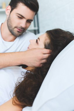 güzel genç çift birbirine birlikte yatakta yatan bakarak aşık