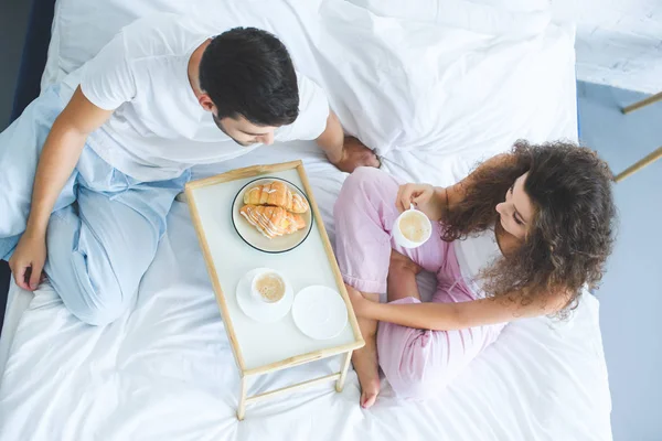 Vista Aerea Bella Giovane Coppia Pigiama Che Colazione Insieme Letto — Foto Stock