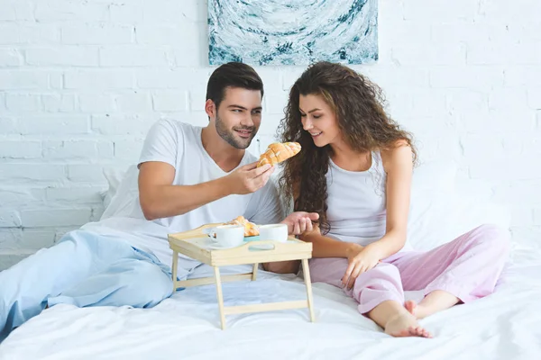 Happy Young Couple Pajamas Having Breakfast Together Bedroom — Free Stock Photo