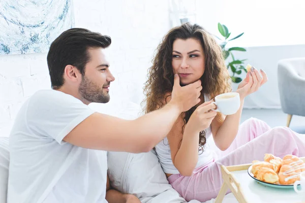 Hermosa Pareja Joven Pijama Desayunando Cama — Foto de stock gratuita