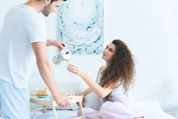 Cropped Shot Young Man Pouring Coffee Beautiful Girlfriend Bedroom — Free Stock Photo