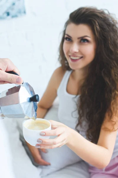 Partial View Man Pouring Coffee Beautiful Smiling Woman Bedroom — Free Stock Photo