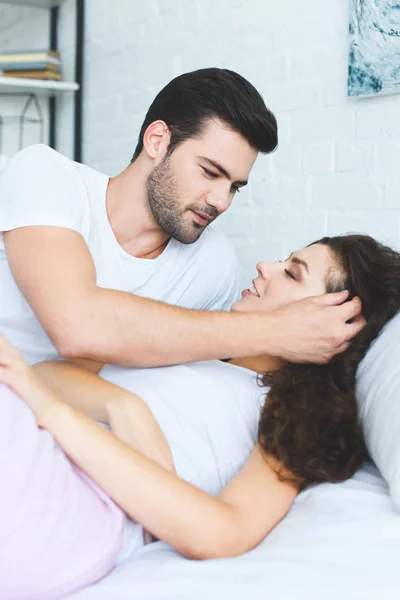 Beautiful Happy Young Couple Love Smiling Each Other While Lying — Stock Photo, Image