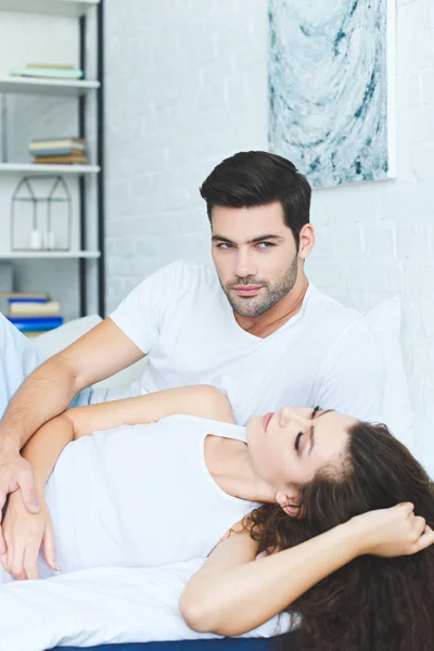 Beautiful Young Couple Holding Hands Bed — Free Stock Photo