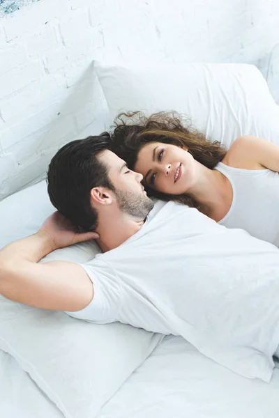 High Angle View Beautiful Young Couple Lying Bed Smiling Each — Stock Photo, Image
