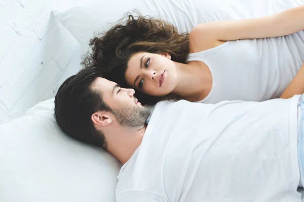 Hoge Hoekmening Van Mooie Jonge Paar Bed Liggen Kijken Naar — Gratis stockfoto