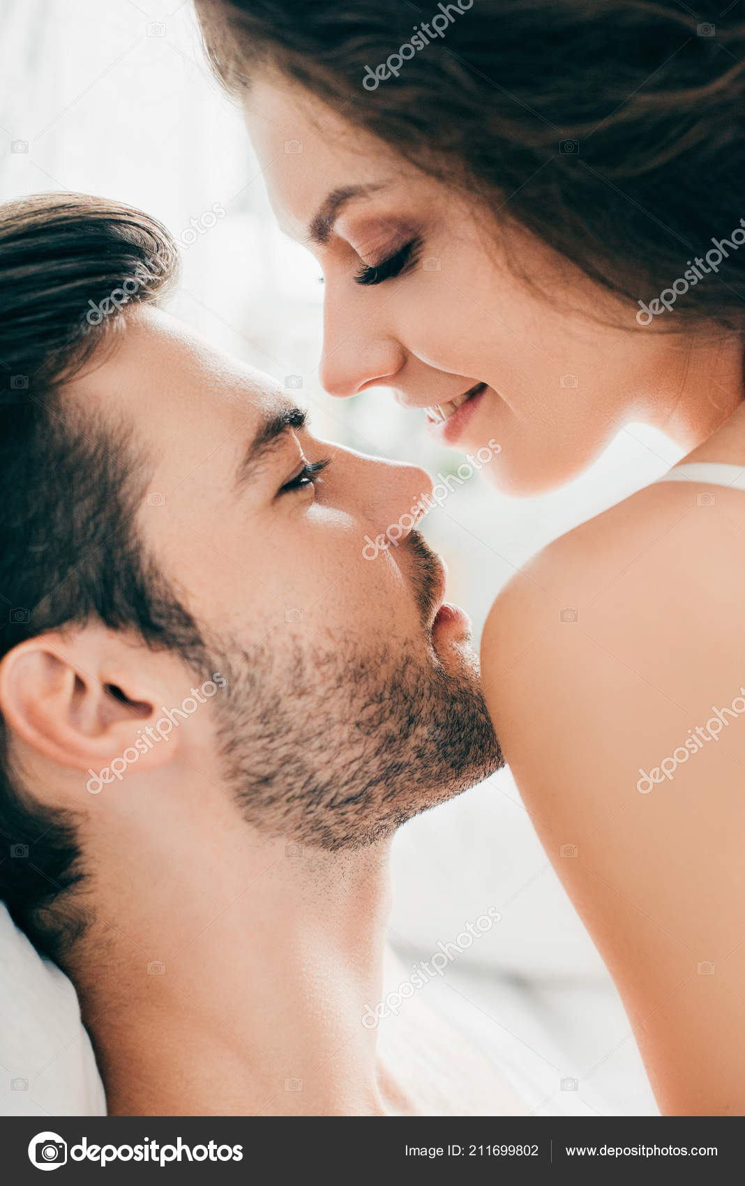 ぜんぎでキスをすることができる官能的な幸せな若いカップルのクローズ アップ ビュー ストック写真 C Vitalikradko