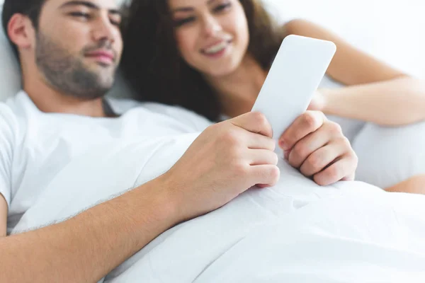 Close Vista Sorrir Jovem Casal Usando Smartphone Enquanto Deitado Juntos — Fotografia de Stock Grátis