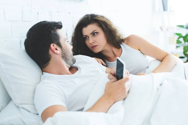 Young Couple Looking Each Other Quarreling Smartphone Bed Relationship Difficulties — Stock Photo, Image