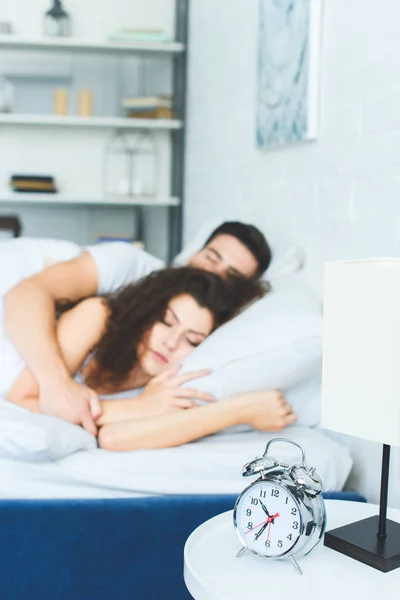 Vista Primer Plano Del Despertador Pareja Joven Durmiendo Cama Detrás — Foto de stock gratis