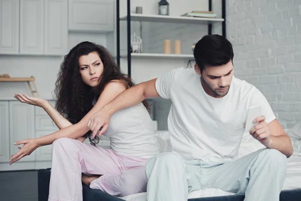 Ontevreden Jong Koppel Ruzie Terwijl Man Met Smartphone Relatie Problemen — Stockfoto