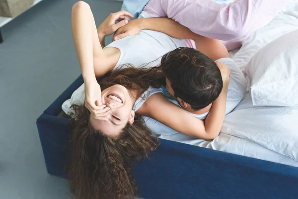 Pandangan Sudut Tinggi Dari Pasangan Muda Yang Bahagia Berbaring Bersama — Stok Foto