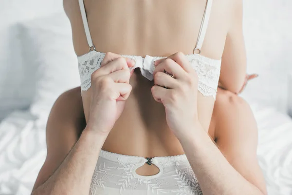 从性感女友身上摘下胸罩的部分后视图 — 图库照片