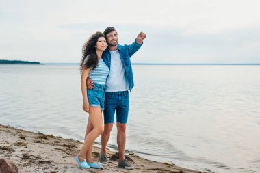 el hareketi ve onun kız arkadaşı sahil üzerinde sarılma yakışıklı erkek
