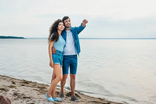 el hareketi ve onun kız arkadaşı sahil üzerinde sarılma yakışıklı erkek