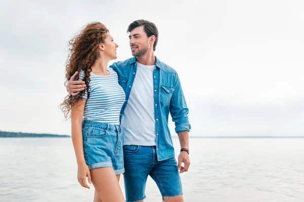 Feliz Joven Pareja Abrazándose Playa Cerca Del Mar —  Fotos de Stock