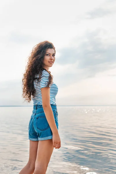 Beautiful Curly Woman Posing Seashore — Free Stock Photo