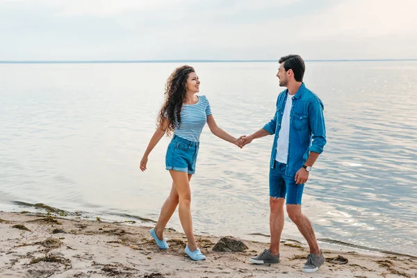 Couple Heureux Tenant Main Marchant Sur Plage Près Mer — Photo