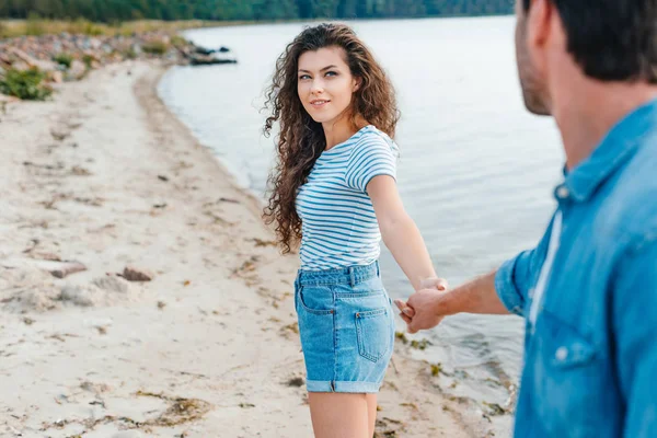 Vackra Par Hålla Händer Och Promenader Stranden — Stockfoto