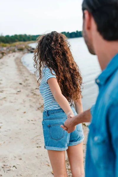 Jovem Casal Mãos Dadas Andando Praia — Fotografia de Stock Grátis