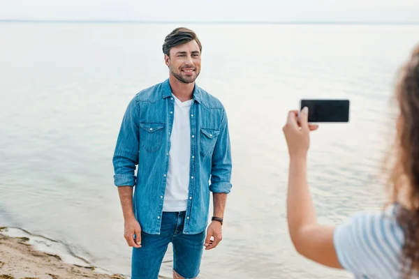 Kvinnan Tar Foto Leende Pojkvän Nära Havet Smartphone — Stockfoto