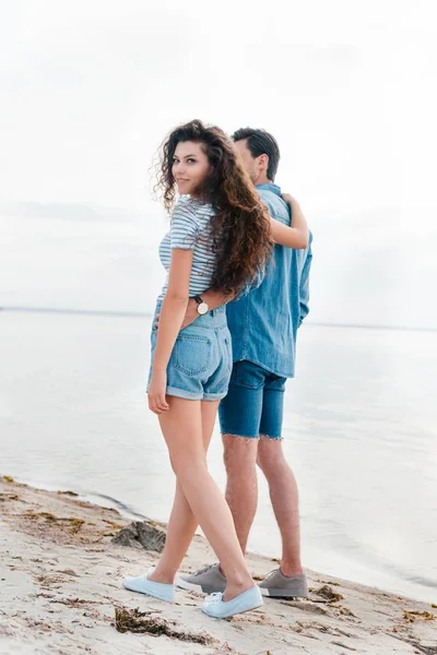 Gelukkige Paar Knuffelen Wandelen Strand Buurt Van Zee — Stockfoto