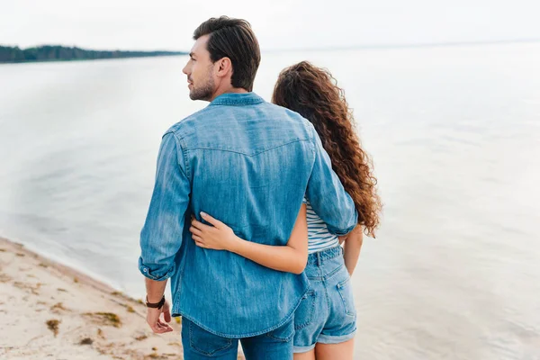 Rear View Couple Hugging Walking Beach Sea — Stock Photo, Image