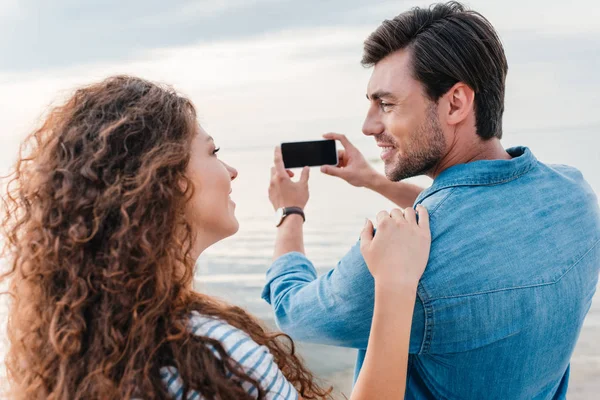 Smiling Couple Taking Photo Sea Smartphone — Free Stock Photo