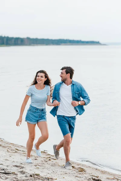 Happy Couple Holding Hands Running Beach — Stock Photo, Image